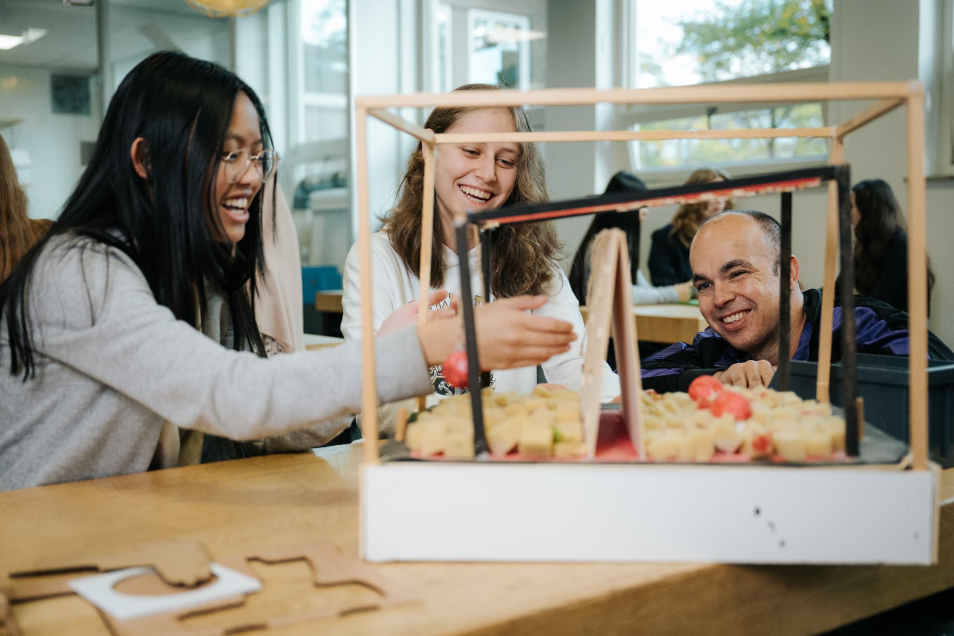 Leerlingen van Lyceum Kralingen werken met een docent aan een project